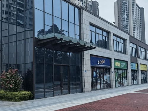 社會(huì) 怪象 大量商鋪倒閉,滿大街都是餐飲店 藥店和水果店